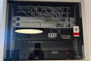 Serverovňa na mieru a kompletná inštalácia zbernice dát na kľúč pre firemnú halu, Trnava